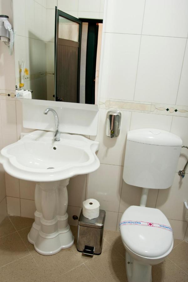 Apartmani Aida Ulcinj Ngoại thất bức ảnh
